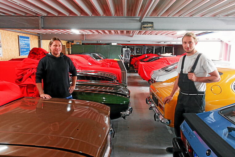 Sascha und Tilo Rögelein mit mehreren Ford Capri Modellen.